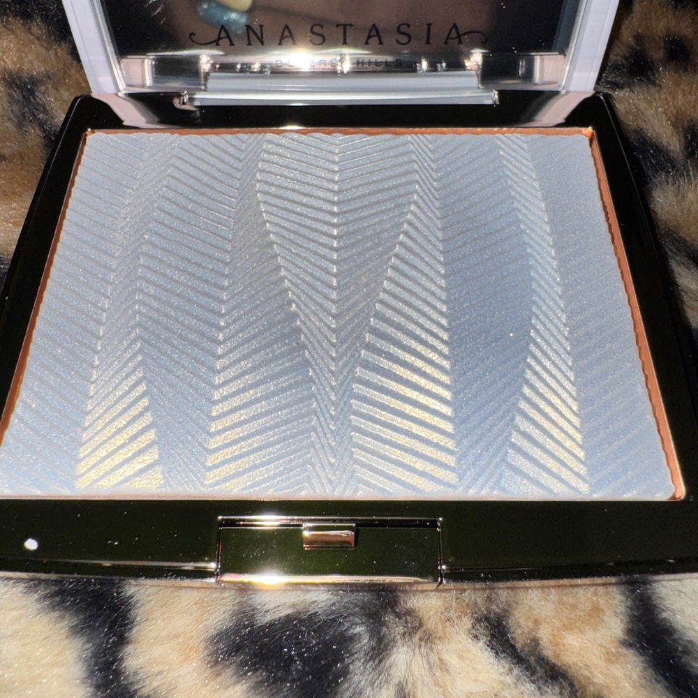 Anastasia Beverly Hills New Iced Out Highlighter with ABH Goodies